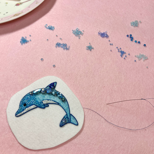 海の煌めき イルカのブローチ ビーズ刺繍 (キーホルダー・バッグ