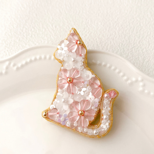 桜咲く白猫 シルエットブローチ ビーズ刺繍 (キーホルダー