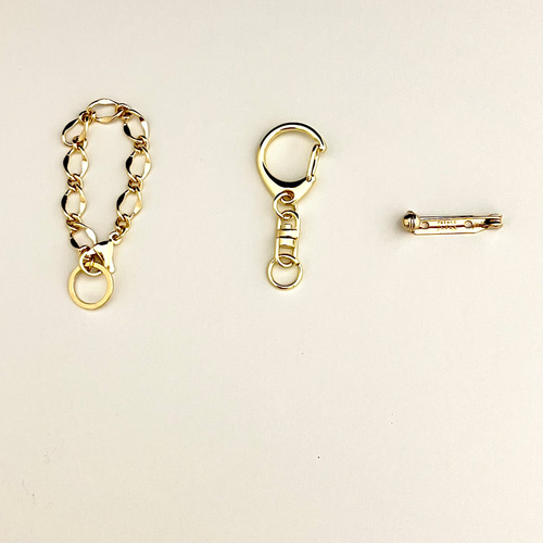 桜咲く白猫 シルエットブローチ ビーズ刺繍 (キーホルダー・バッグ