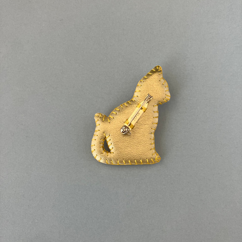 桜咲く白猫 シルエットブローチ ビーズ刺繍 (キーホルダー・バッグ