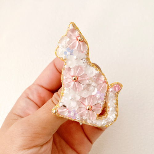 桜咲く白猫 シルエットブローチ ビーズ刺繍 (キーホルダー・バッグ