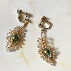 孔雀の羽根イヤリング・ピアス 1枚目の画像