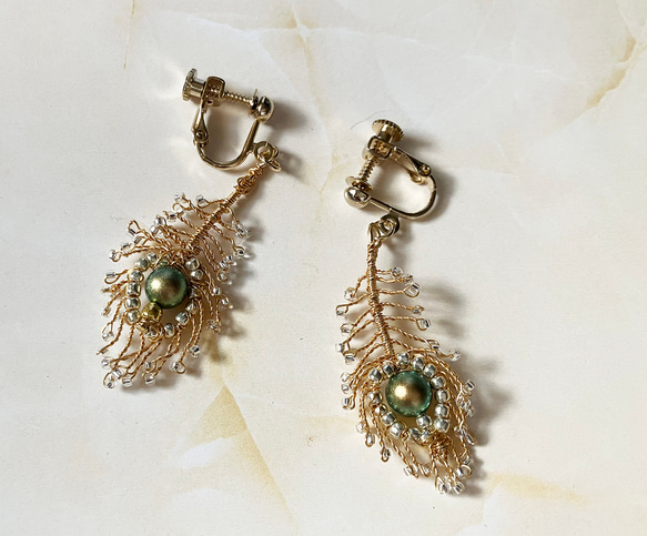 孔雀の羽根イヤリング・ピアス 1枚目の画像