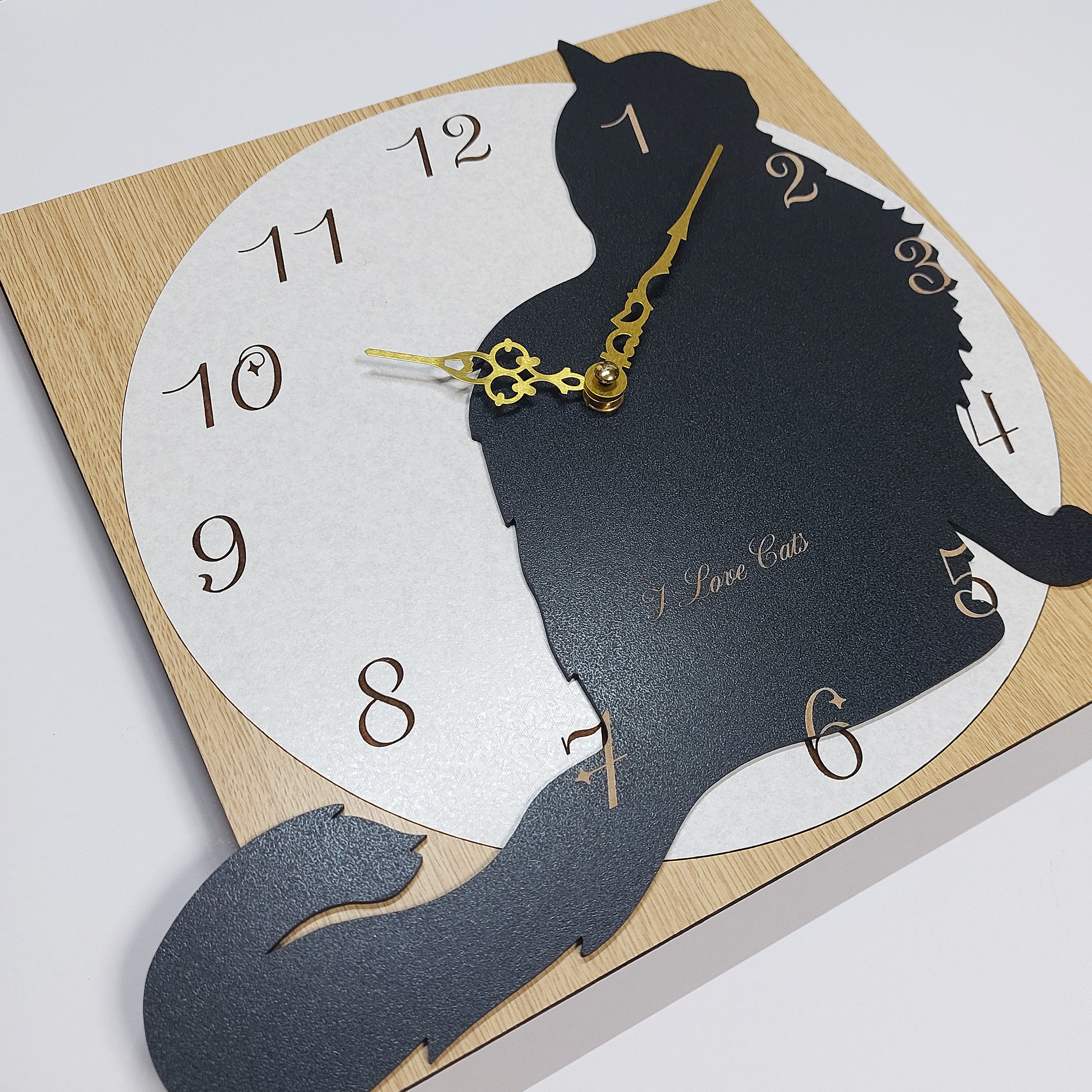 【期間限定値下げ3000円引き】【文字入れ】スクゥエア型　ねこちゃん はみ出し壁掛け時計 猫 長毛種　黒　 静音時計