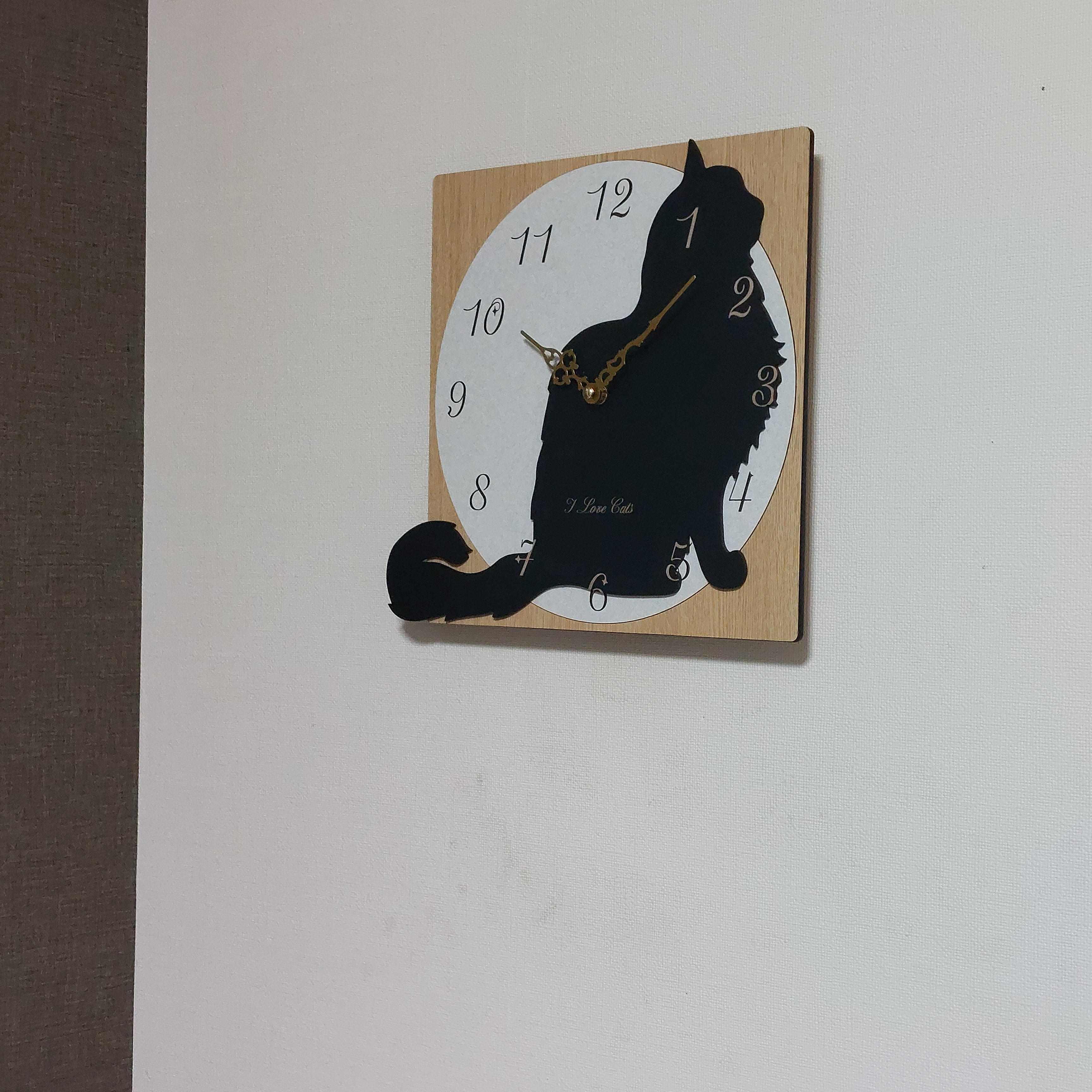【期間限定値下げ3000円引き】【文字入れ】スクゥエア型　ねこちゃん はみ出し壁掛け時計 猫 長毛種　黒　 静音時計