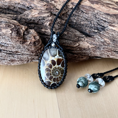 アンモナイトのマクラメ編みネックレス ネックレス・ペンダント
