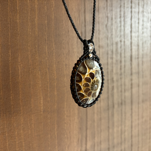 マクラメ ネックレス アンモナイト アンモナイトのマクラメ編みネックレス ネックレス・ペンダント 巻結美