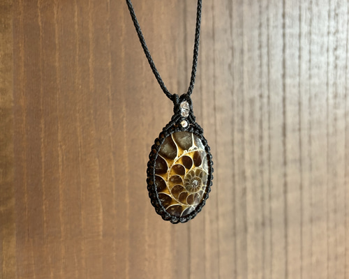 アンモナイトのマクラメ編みネックレス ネックレス・ペンダント 巻結美