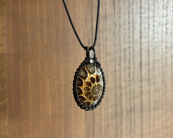 マクラメ ネックレス アンモナイト レインボーカラー アンモナイト化石 マクラメ編みネックレス