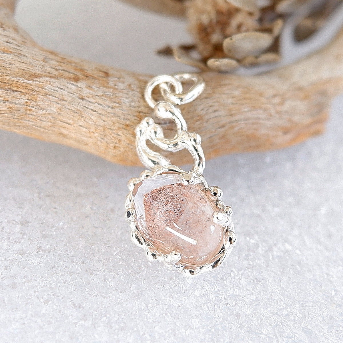 ～成長の跡を残して～　レッドファントムクォーツのデザインペンダント　天然石アクセサリー　一点物　macari