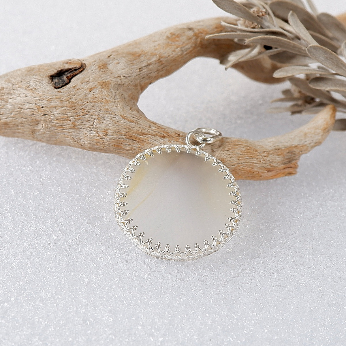 ～虹を閉じ込めた石～　イリスアゲートのペンダント（ちょっと訳アリ）　天然石アクセサリー　一点物