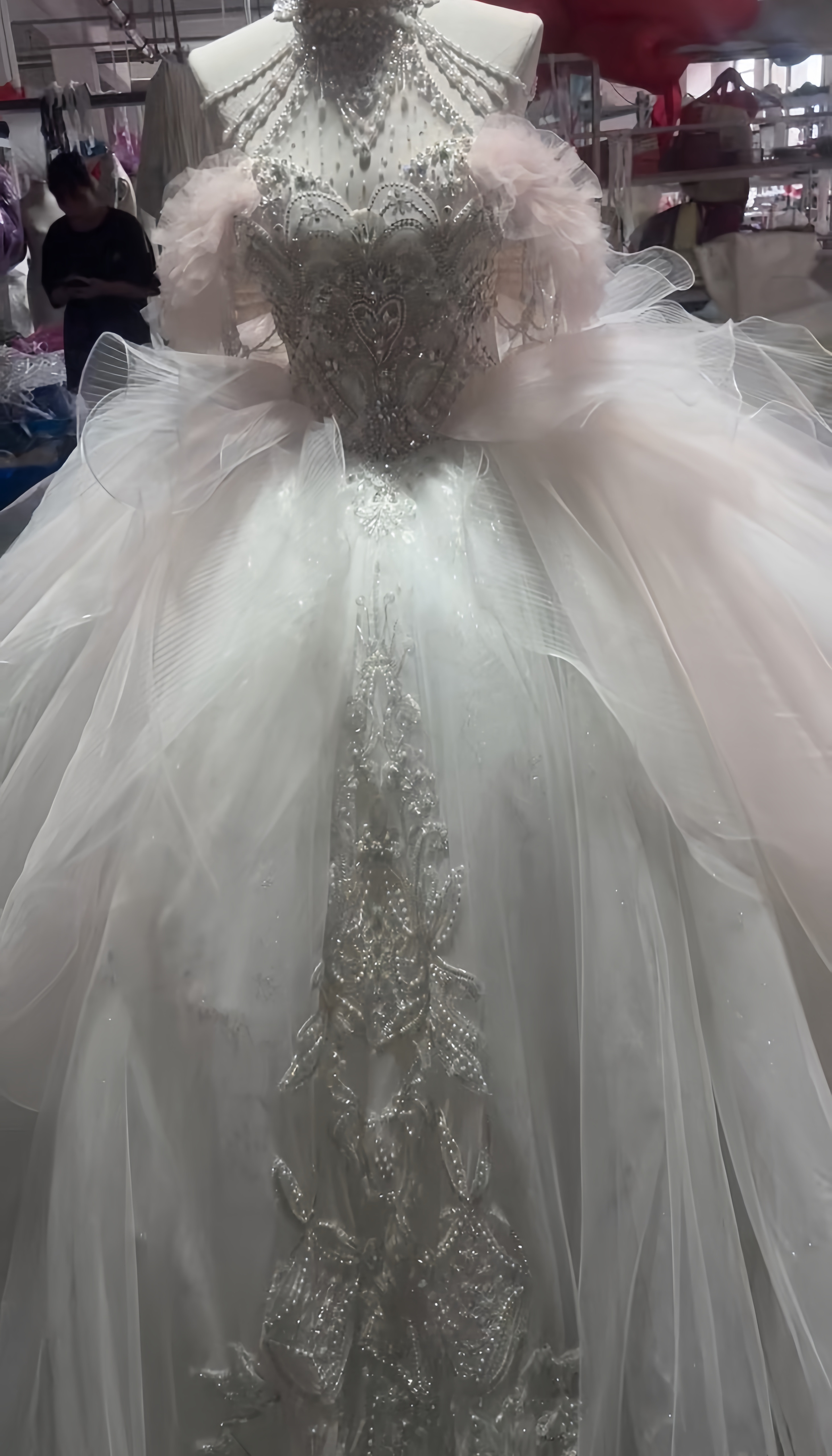 可愛いピンク！ホルターネック　サイズオーダー可能　カラードレス　トレーン　ビジュー　上品　前撮りお呼ばれ披露宴二次会挙式