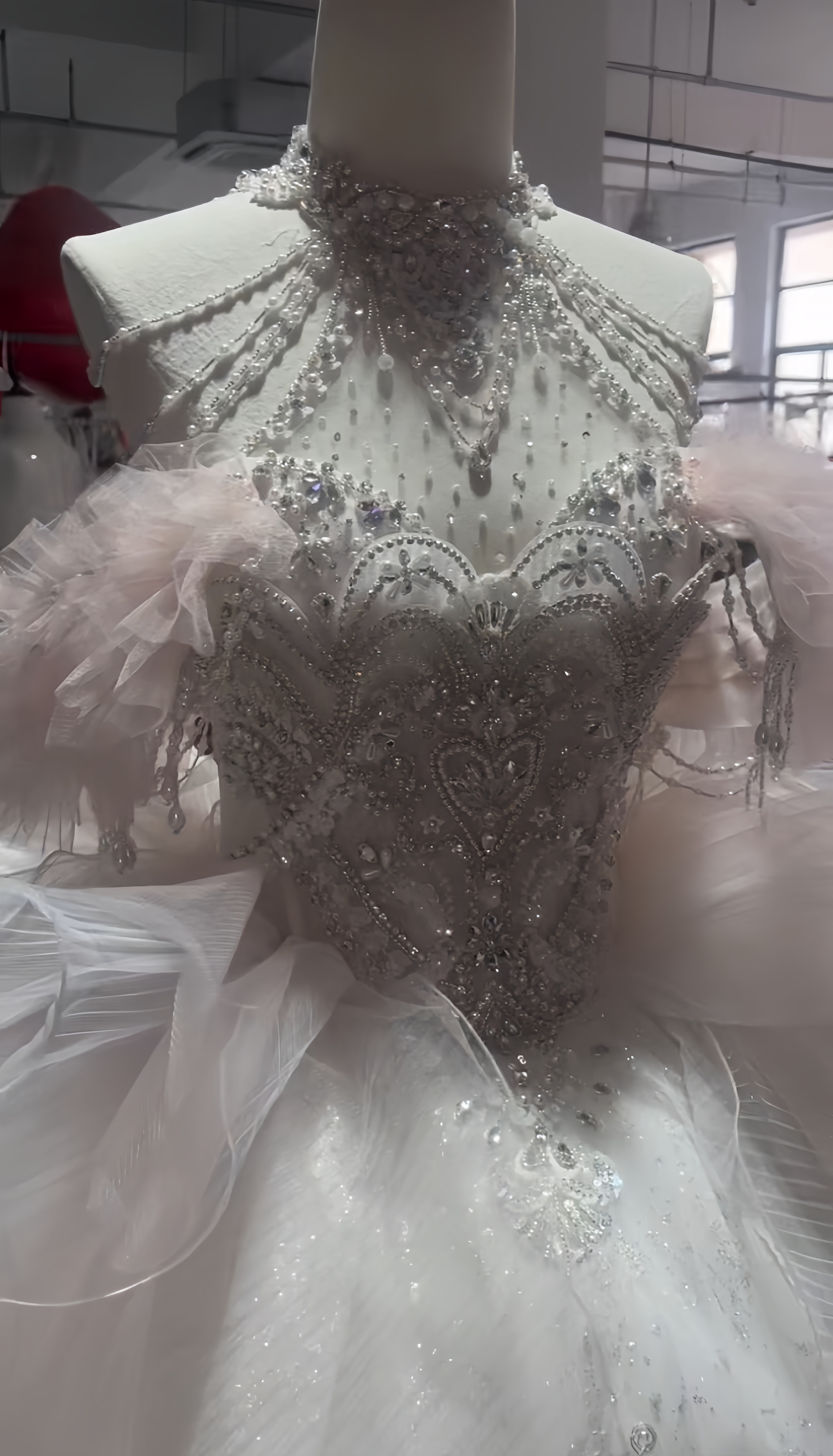 可愛いピンク！ホルターネック　サイズオーダー可能　カラードレス　トレーン　ビジュー　上品　前撮りお呼ばれ披露宴二次会挙式