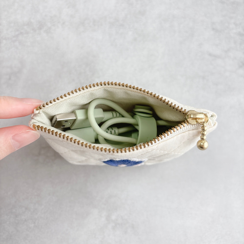 10cmファスナー：お花の手刺繍キルティングポーチ ポーチ nuf