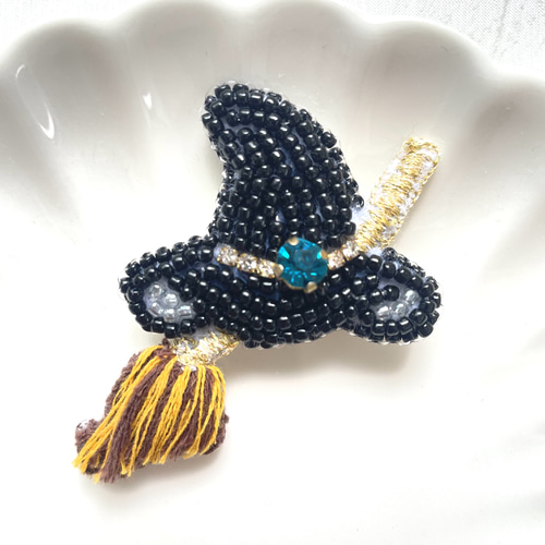 魔法のほうきと帽子のブローチ ビーズ刺繍 ハロウィン ブローチ