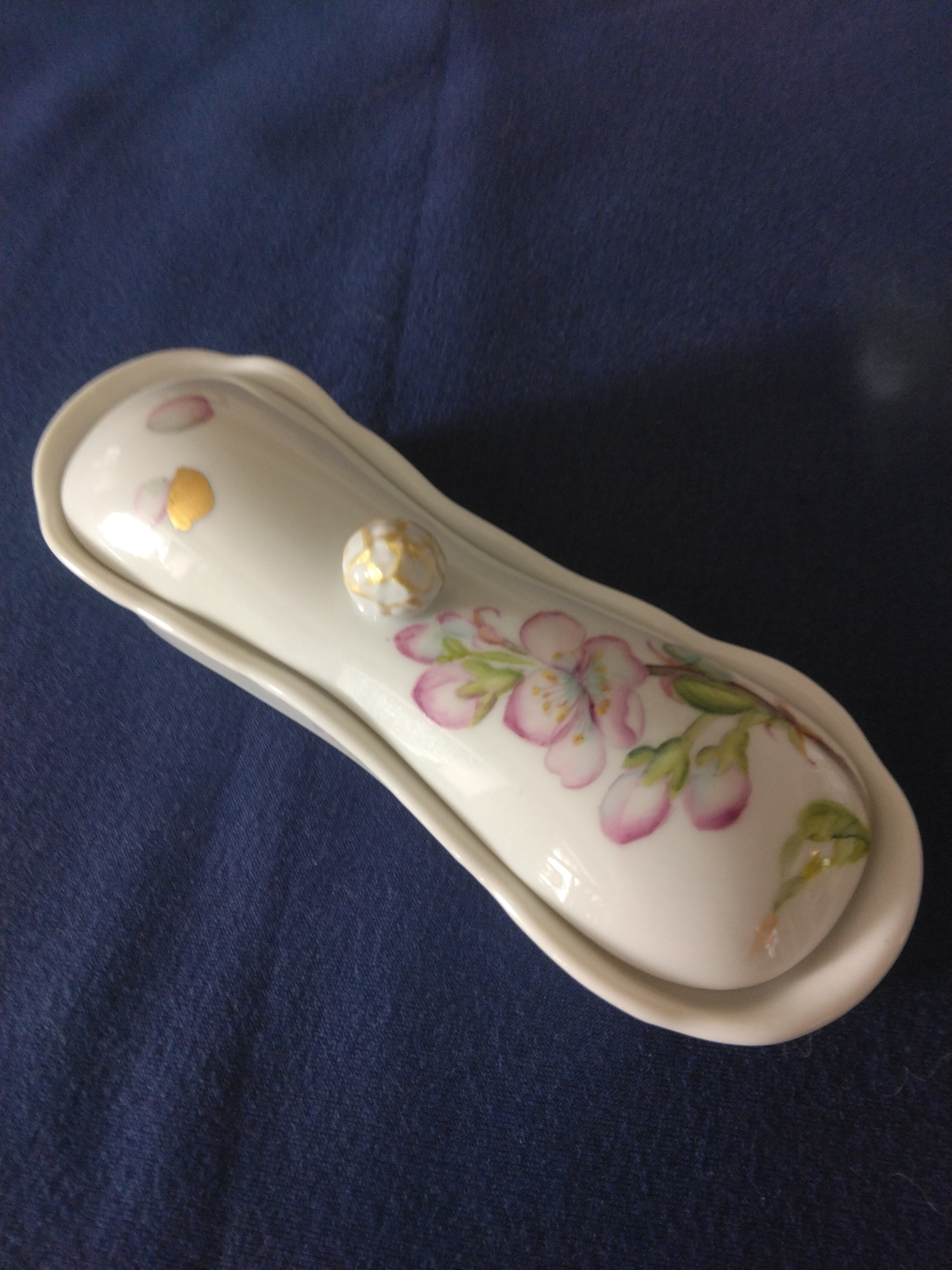 手描きによるメモリアルポット、ミニ骨つぼです。桜の花をあしらいました