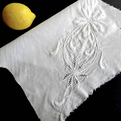 追加画像∵アンティーク ボビンレースフリル装飾 葡萄の花文字刺繍リネンクロス 000000014906_hqx64fU.jpg