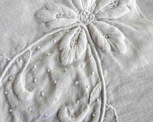 フランスアンティーク ボヴェ刺繡 花モチーフ 新しいボヴェ刺繍のレッスンサンプル出来ました。世界でも理解し