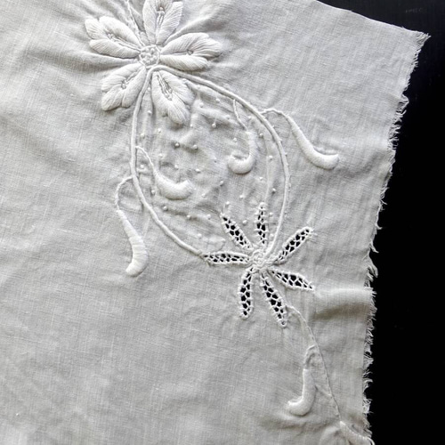 追加画像∵アンティーク ボビンレースフリル装飾 葡萄の花文字刺繍リネンクロス 追加画像∵アンティーク ボビンレースフリル装飾 葡萄の花文字