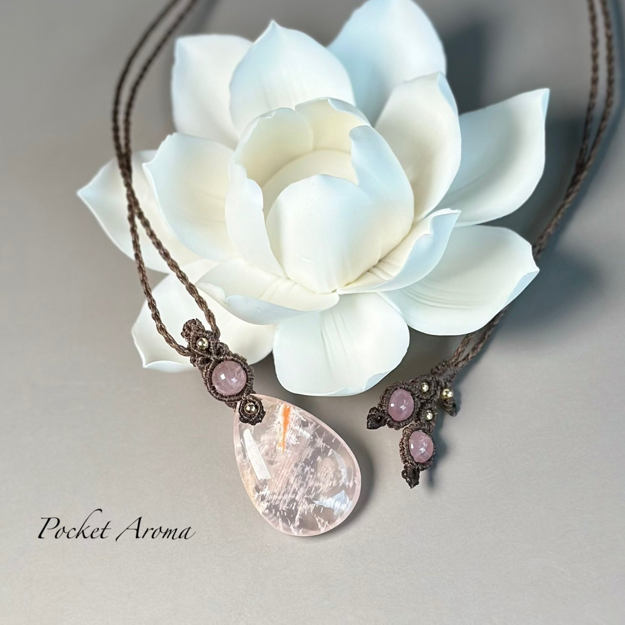 『茜雲』セリサイトインローズクォーツとディープローズクォーツのマクラメネックレス 茜雲』セリサイトインローズクォーツとディープローズクォーツの