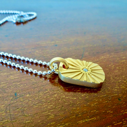 仁尾彫金『一つ星ダイヤ、k18太陽のプレート2、光磨き』ハンドメイド 