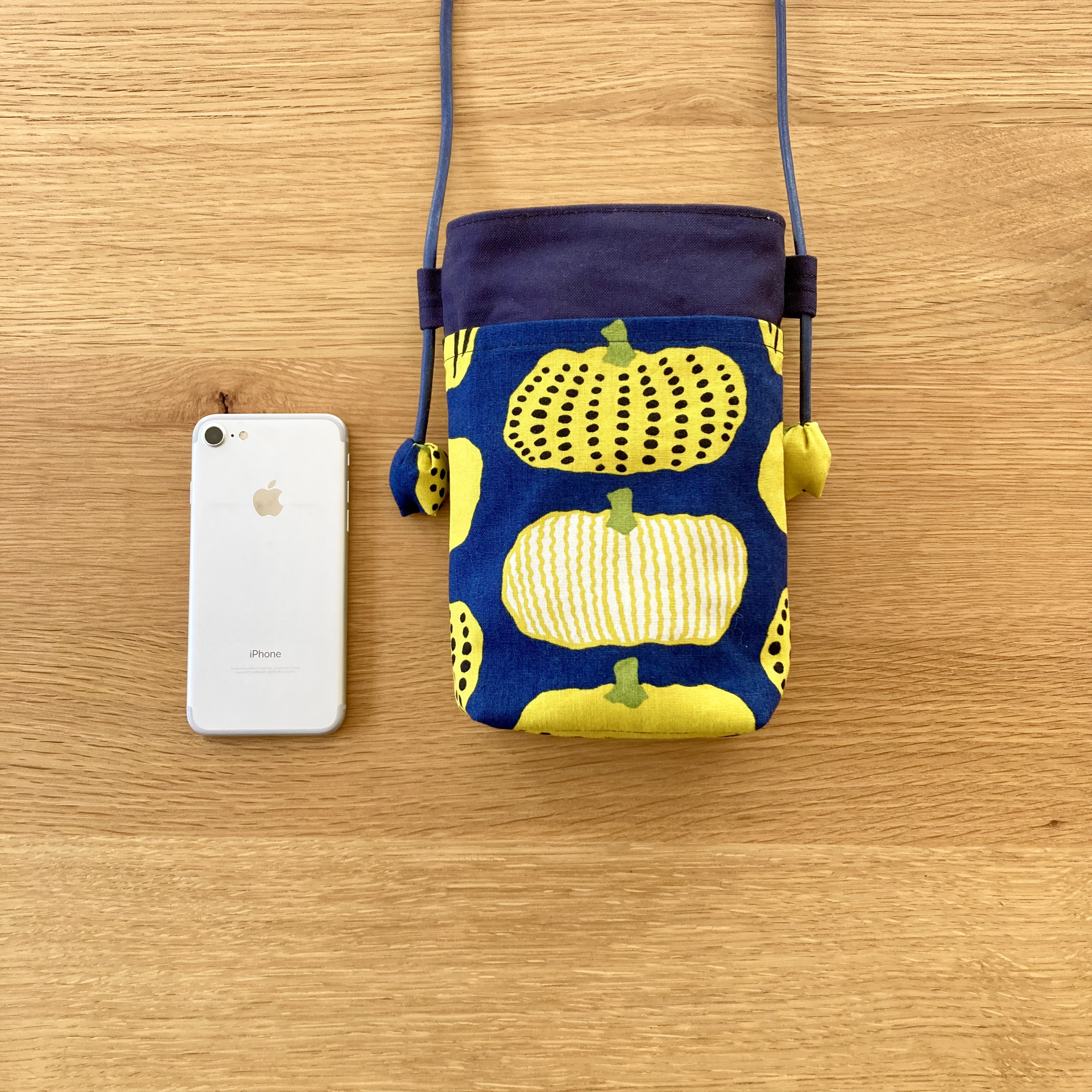 ちょっと大きめＬサイズ　大人のかぼちゃ柄⭐️布製ポシェット【ネイビー✖️イエローパンプキン】旅行やお散歩のおともに