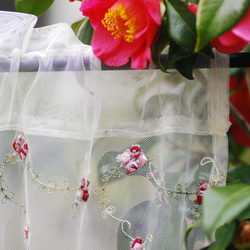 カフェカーテン【高橋様オーダー品　ミニ薔薇チュールレース】ハンドメイド Amazon | チュールレース&ローズ(薔薇)刺繍 カフェカーテン 約