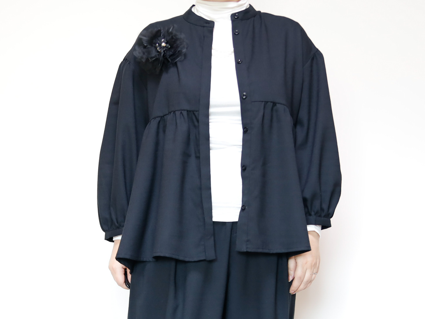 ペプラムブラウス 通年ブラック ゆったりふんわりデザイン フォーマルにも カジュアルにも