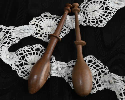 ◆フランスアンティーク｜レースを巻いた木製ボビンと木箱のメルスリーセット ◇フランスアンティーク｜レースを巻いた木製ボビンと木箱のメルスリー