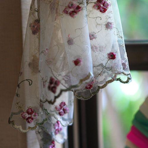カフェカーテン【トトラート様オーダー品　花柄刺繍レース】ハンドメイド お花がいっぱいの刺繍が揺れる、愛らしい刺繍カフェカーテン| カーテン