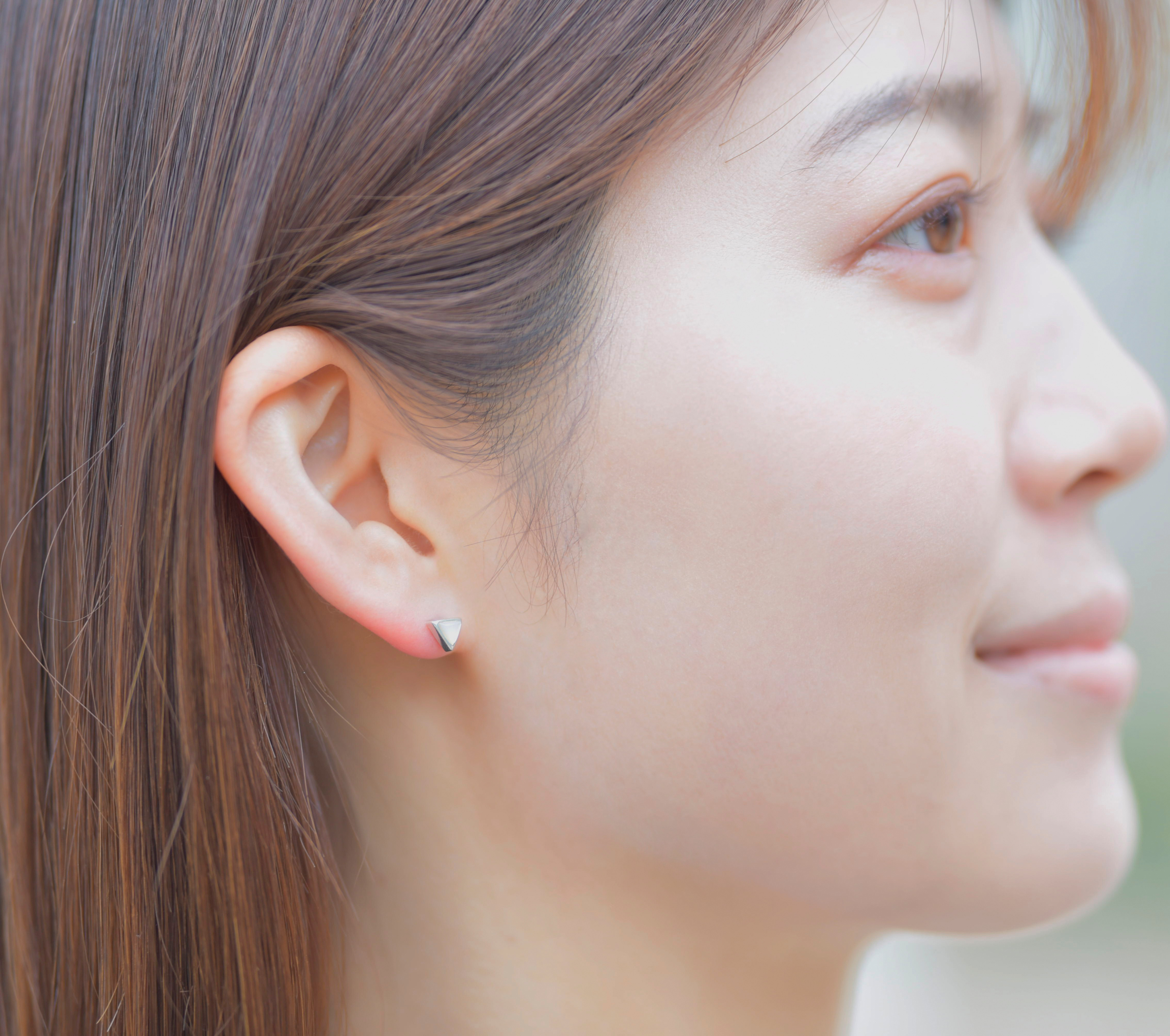 マザーオブパール トライアングルピアス｜SV925・手作りアクセサリー｜シンプル＆上品・角度で表情が変わる