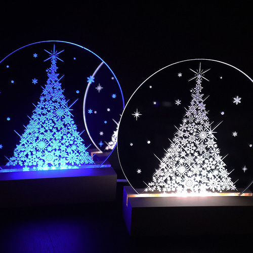 クリスマスツリーのナイトランプ　雪が降り積もった木 横浜ランドマークタワーのクリスマス、ツリーやイルミネーション