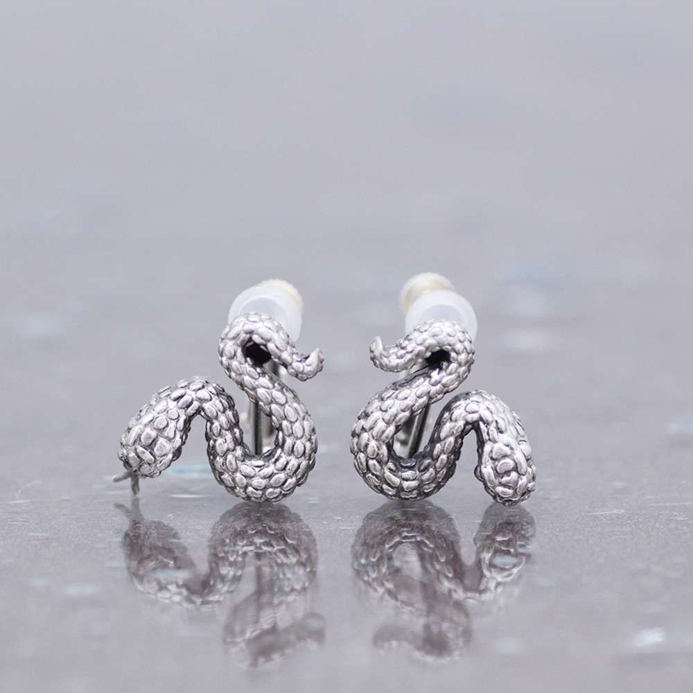 ヘビのシルバーイヤリング（両耳）