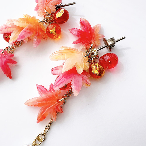 秋の訪れ」 秋風にゆれる紅葉のイヤリング ピアス 紅葉 秋 イヤリング