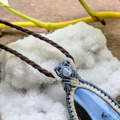 大粒オパールのマクラメネックレス 雪と自然の枝模様☆デンドライトオパール マクラメネックレス