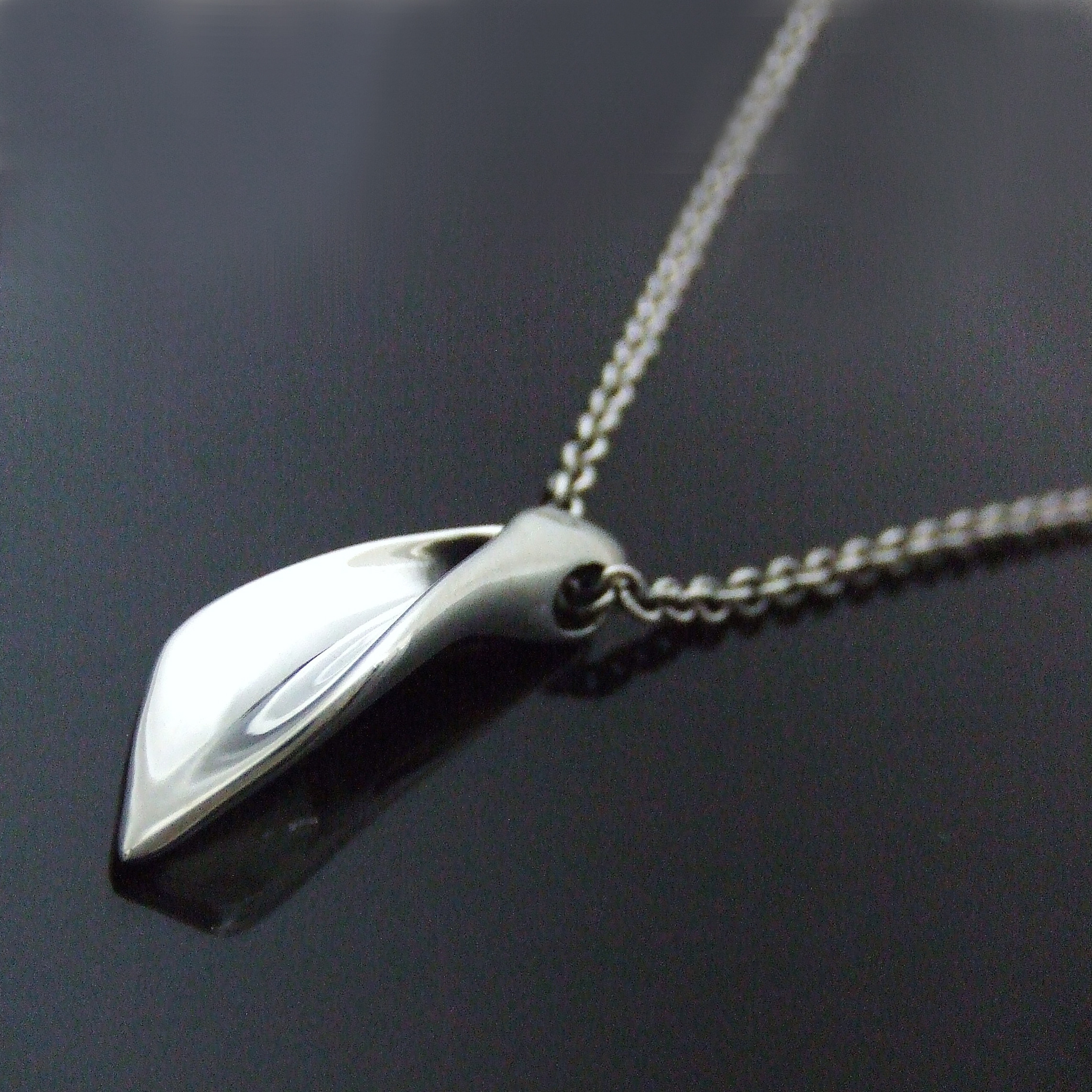 幸せを受けとめるリーフモチーフ、シルバーペンダント