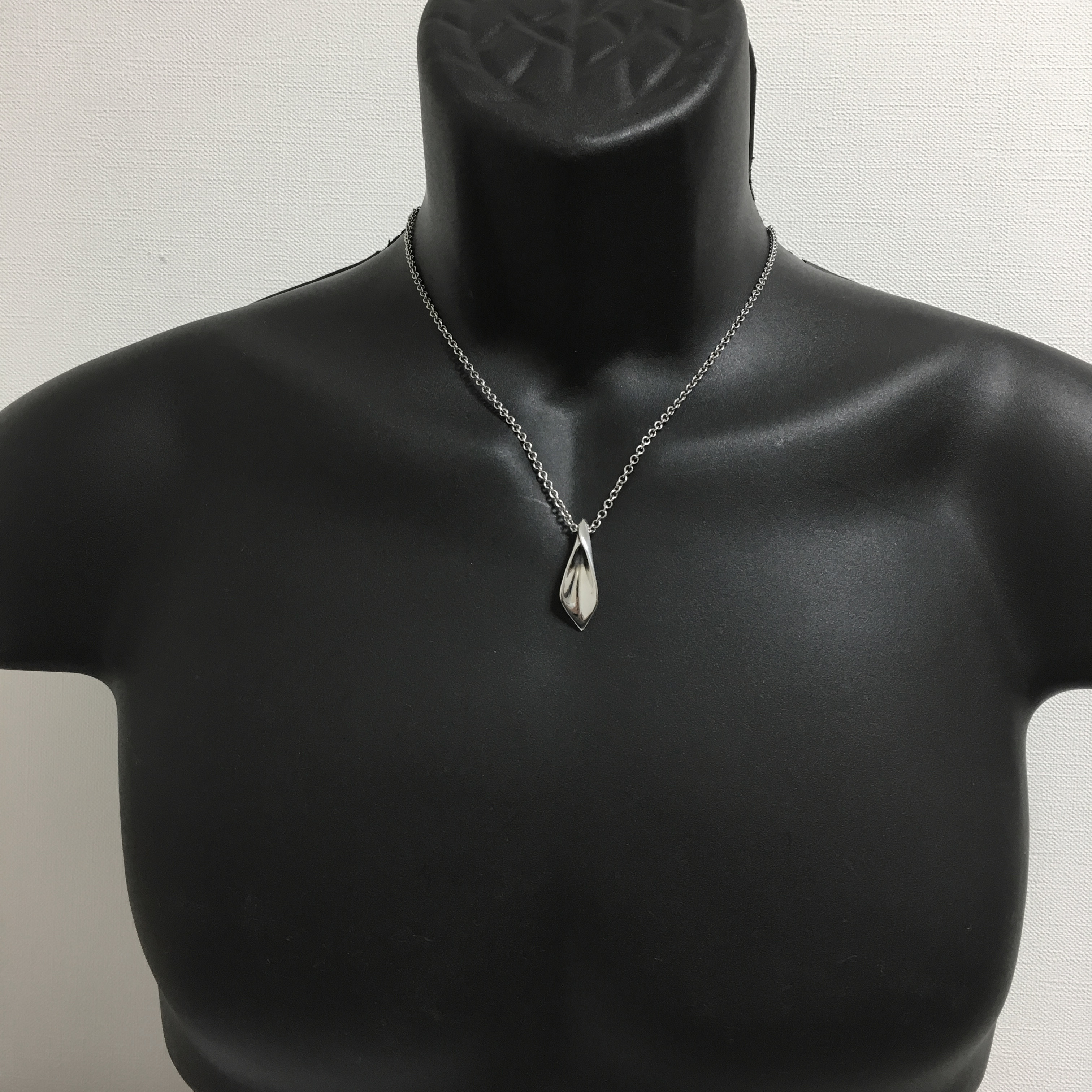 幸せを受けとめるリーフモチーフ、シルバーペンダント