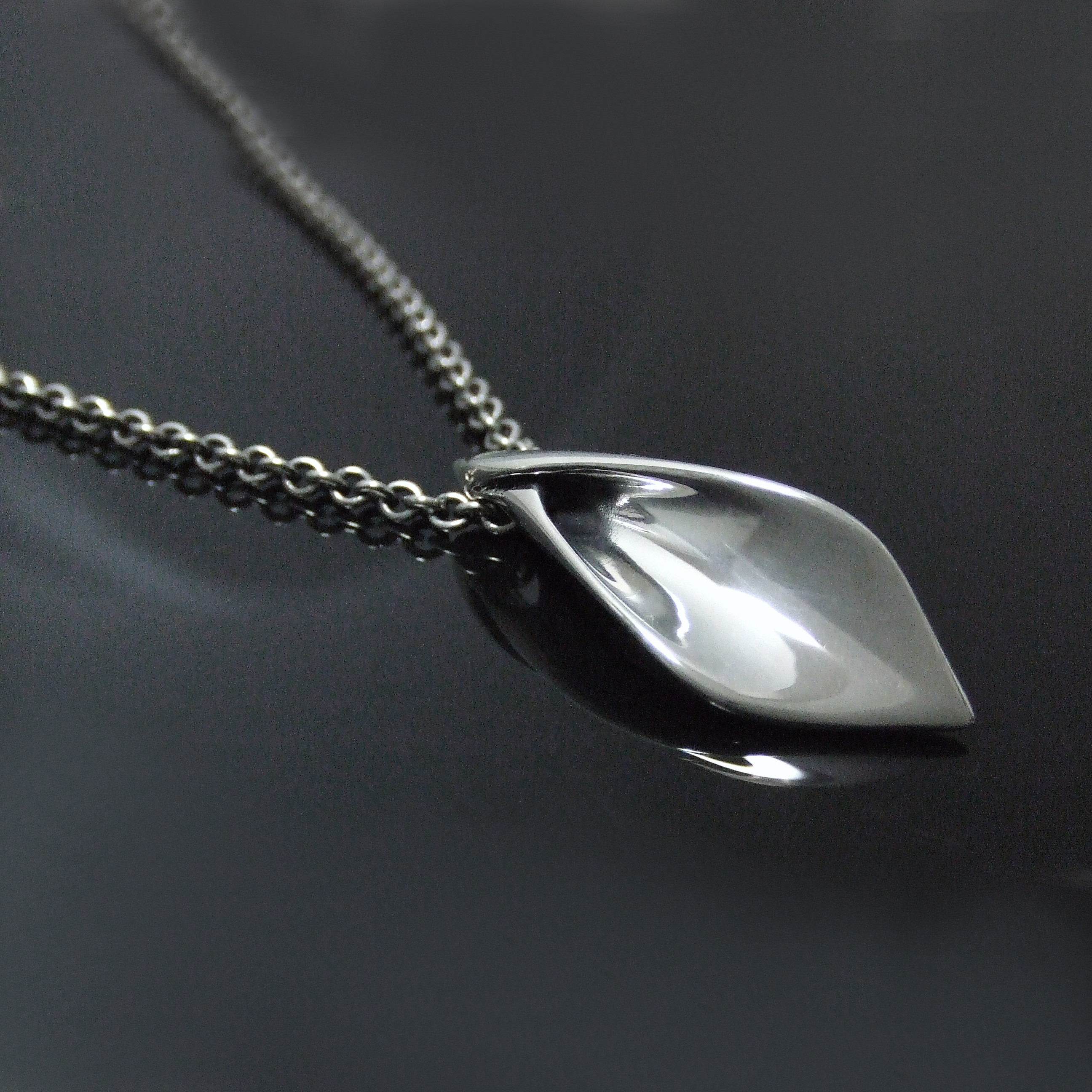 幸せを受けとめるリーフモチーフ、シルバーペンダント