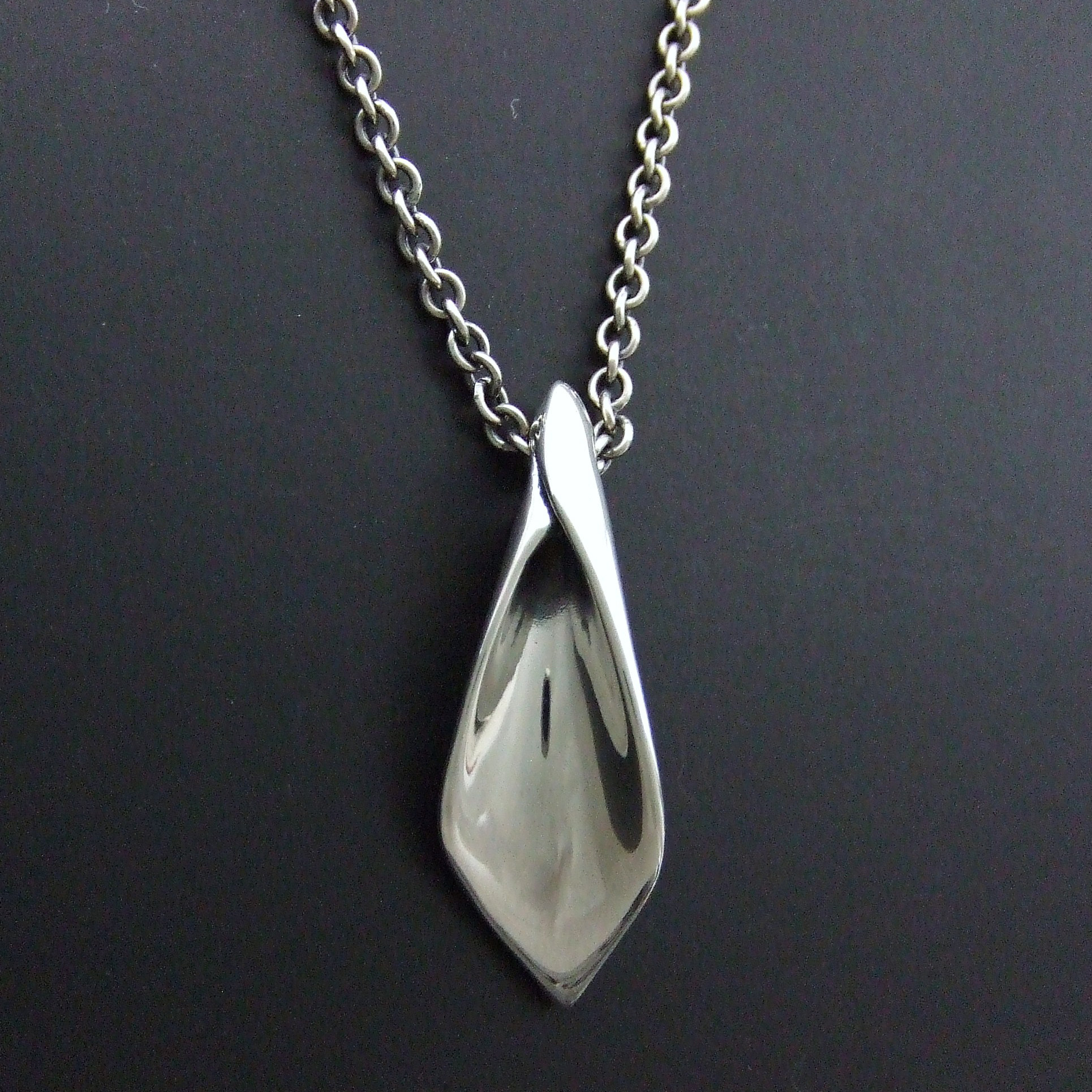 幸せを受けとめるリーフモチーフ、シルバーペンダント