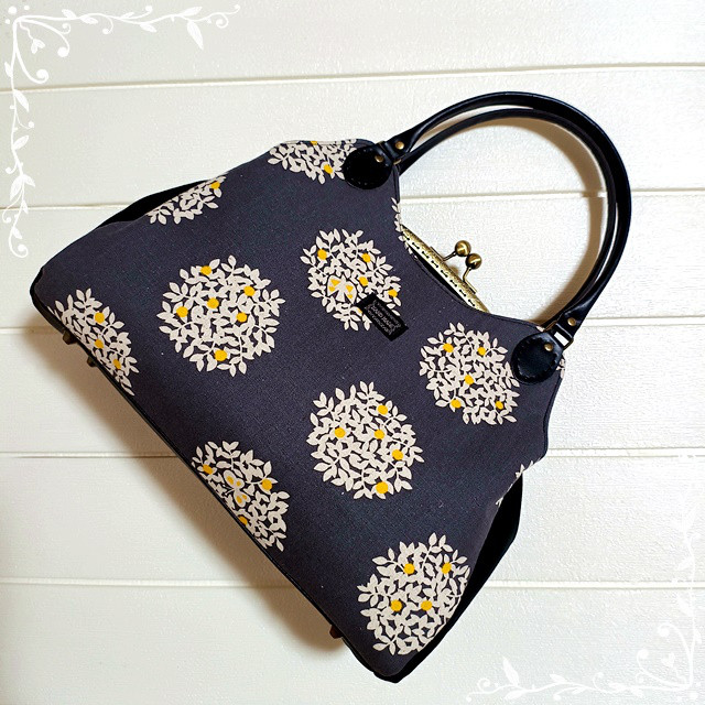 【受注製作】北欧調kinomi　あおりがま口バッグ（グレージュ）