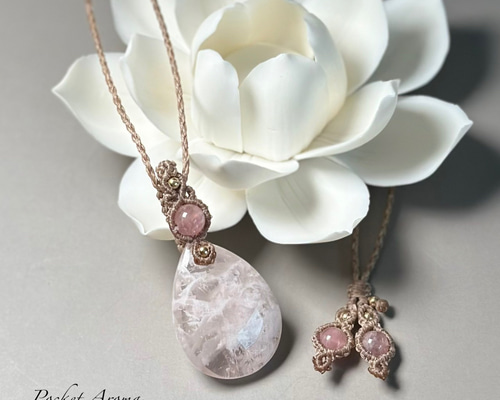 『桃奏』セリサイトインローズクォーツとディープローズクォーツのマクラメネックレス 桃奏』セリサイトインローズクォーツとディープローズクォーツの