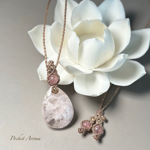 『桃奏』セリサイトインローズクォーツとディープローズクォーツのマクラメネックレス 桃奏』セリサイトインローズクォーツとディープローズクォーツの