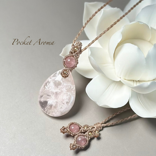 『桃奏』セリサイトインローズクォーツとディープローズクォーツのマクラメネックレス 桃奏』セリサイトインローズクォーツとディープローズクォーツの