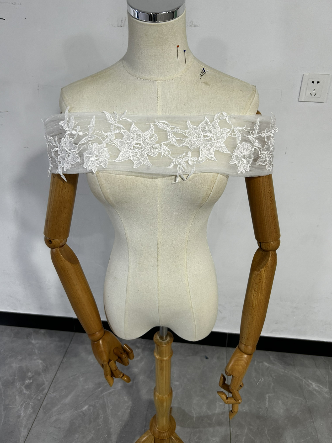 オフショルダー 流れる透け花レース くるみボタン オフホワイト 可愛い 披露宴