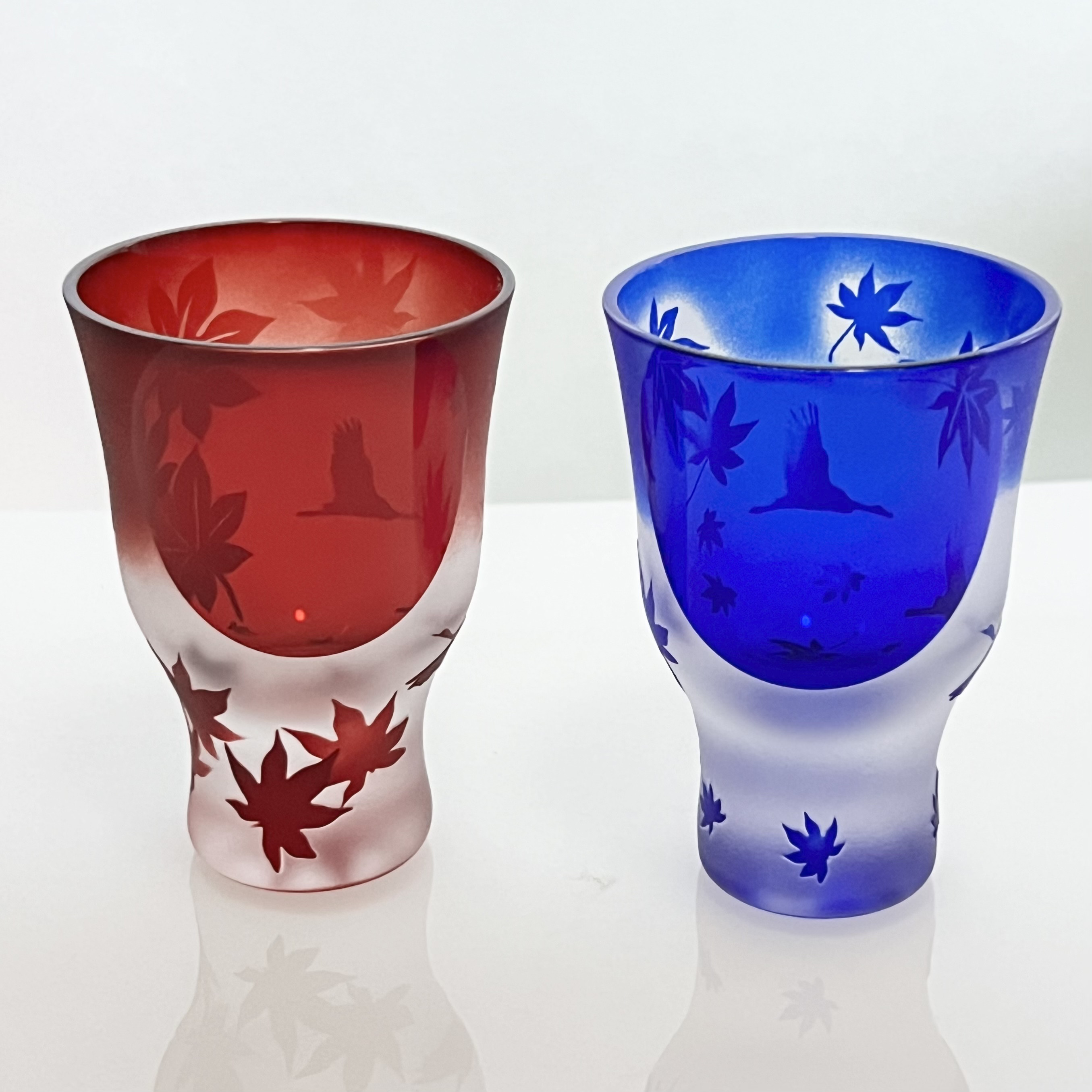 【秋の夜長に】日鶴紅葉 [夫婦鶴]  2個セット　赤&青ガラスのぐい呑み　江戸硝子おちょこ　酒器セット