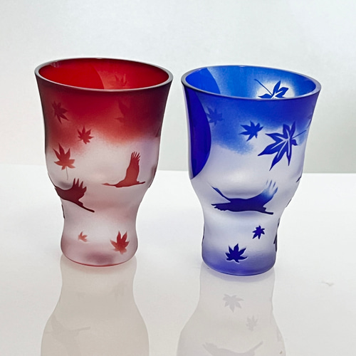 秋の夜長に】日鶴紅葉 [夫婦鶴] 2個セット 赤&青ガラスのぐい呑み 江戸