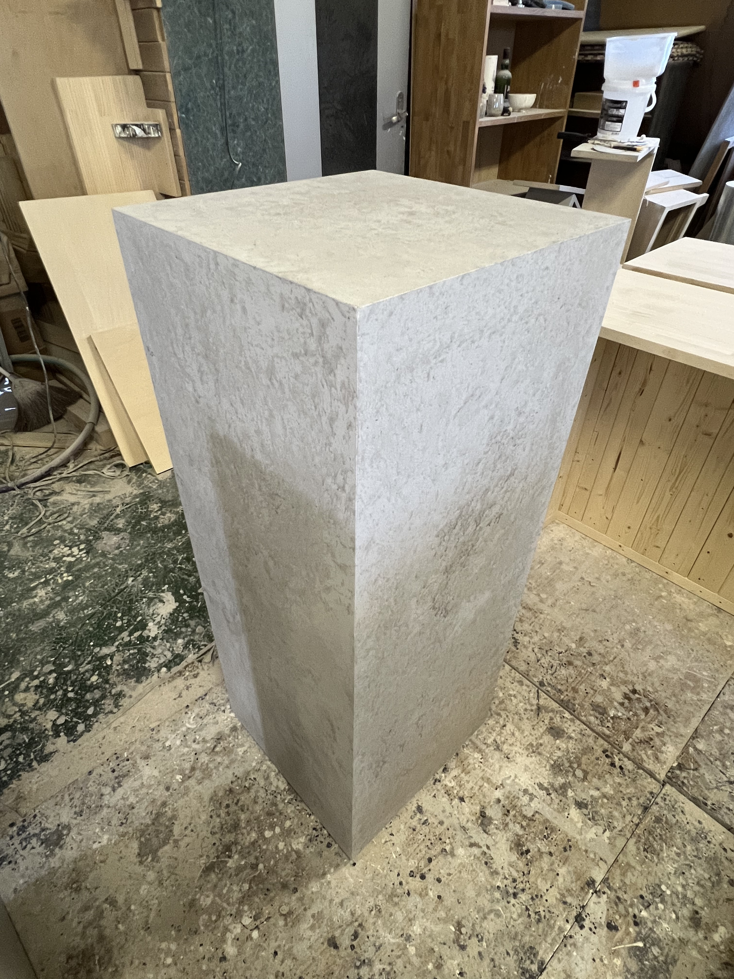 石っぽいディスプレイラック