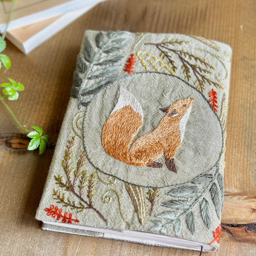 キツネと葉々】手刺繍のブックカバー 布 文庫本サイズ《受注制作 キツネと葉々】手刺繍のブックカバー 布 文庫本サイズ《受注制作
