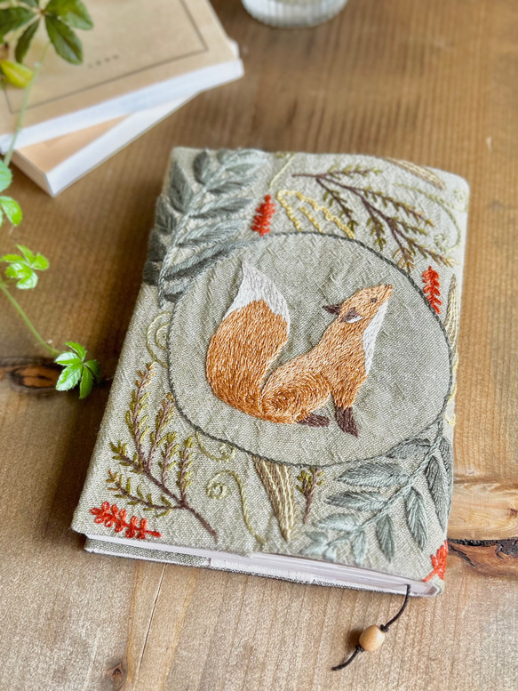 キツネと葉々】手刺繍のブックカバー 布 文庫本サイズ《受注制作