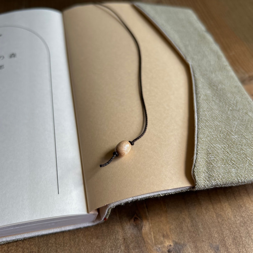 キツネと葉々】手刺繍のブックカバー 布 文庫本サイズ《受注制作 キツネと葉々】手刺繍のブックカバー 布 文庫本サイズ《受注制作